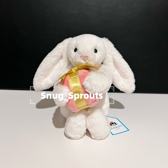 AUTHENTIC‼️ NWT Bashful Bunny with Present 7“-HTF-...